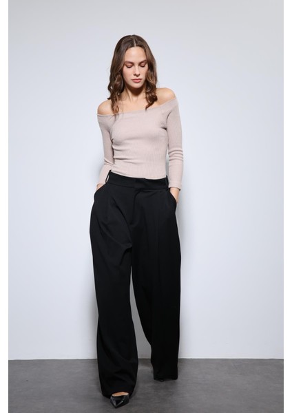 Bej Açık Omuz Detaylı Top