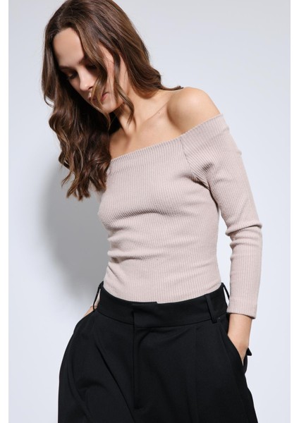 Bej Açık Omuz Detaylı Top indirimleri