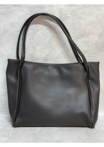 Siyah Fermuarlı Suni Deri Iç Astarı ve Omuz Askısı ile Şık Kadın Çanta