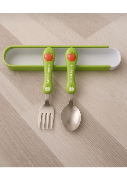 Çocuk Çatal Kaşık Seti – Paslanmaz Çelik – Yeşil Elma Desenli – Saklama Kutulu