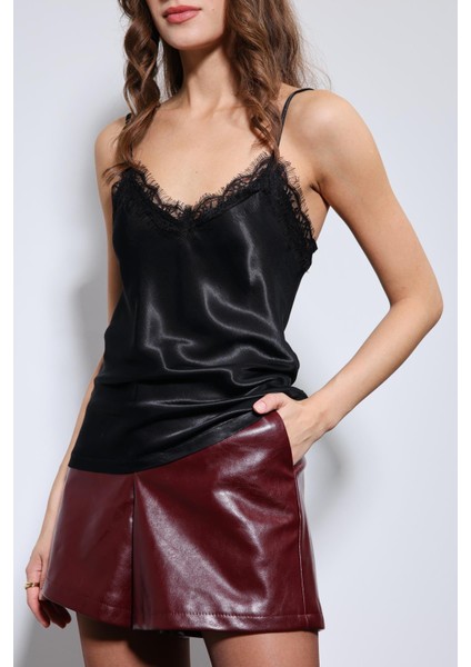 Siyah Dantel Detaylı Saten Top