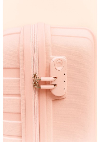 Pudra Seyahat Bavulu – Darbeye Dayanıklı, Büyük Boy, 360° Tekerlekli Şireli Kilit modelleri