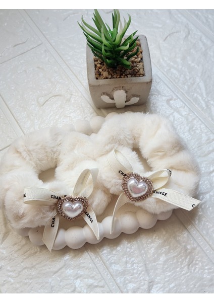 Peluş Kalp ve Taş Detaylı Simit Kadın Lastik Toka