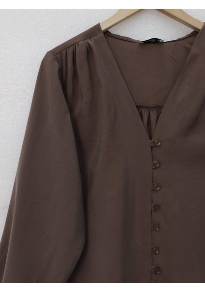 V Yaka Düğmeli Arkası Uzun Gömlek -Kahve fiyatları