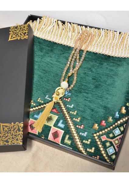 Hediyelik Seccade Tesbih Seti – Kilim Desenli Kadife Astarlı Seccade, Kristal Tesbih ve Özel Kutulu Lüks Hediye Seti