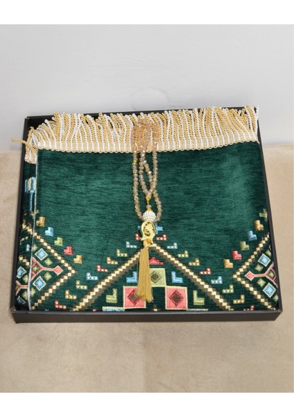 Hediyelik Seccade Tesbih Seti – Kilim Desenli Kadife Astarlı Seccade, Kristal Tesbih ve Özel Kutulu Lüks Hediye Seti fiyatları