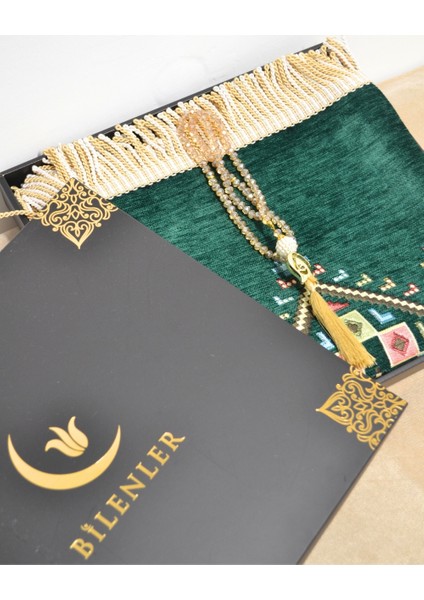 Hediyelik Seccade Tesbih Seti – Kilim Desenli Kadife Astarlı Seccade, Kristal Tesbih ve Özel Kutulu Lüks Hediye Seti