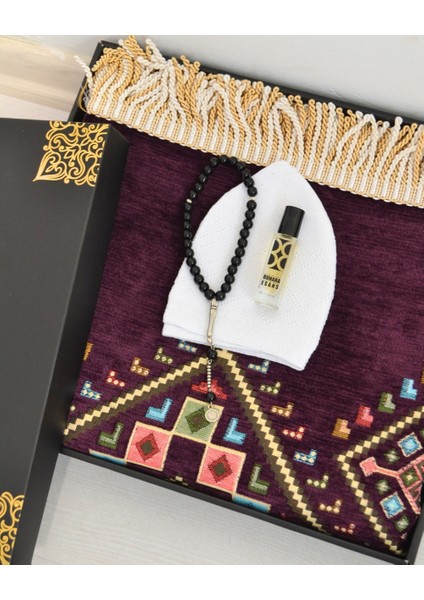 Erkekler Için Seccade Takke Tesbih Esans Hediyelik Seti – Kilim Desenli Kadife Astarlı Seccade ve Özel Kutulu Lüks Hac Umre Hediyesi