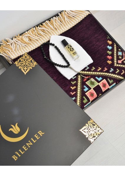 Erkekler Için Seccade Takke Tesbih Esans Hediyelik Seti – Kilim Desenli Kadife Astarlı Seccade ve Özel Kutulu Lüks Hac Umre Hediyesi