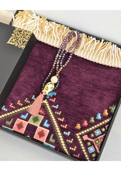 Hediyelik Seccade Tesbih Seti – Kilim Desenli Kadife Astarlı Seccade, Kristal Tesbih ve Özel Kutulu Lüks Hediye Seti