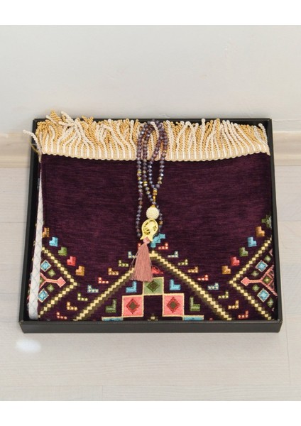 Hediyelik Seccade Tesbih Seti – Kilim Desenli Kadife Astarlı Seccade, Kristal Tesbih ve Özel Kutulu Lüks Hediye Seti fiyatları