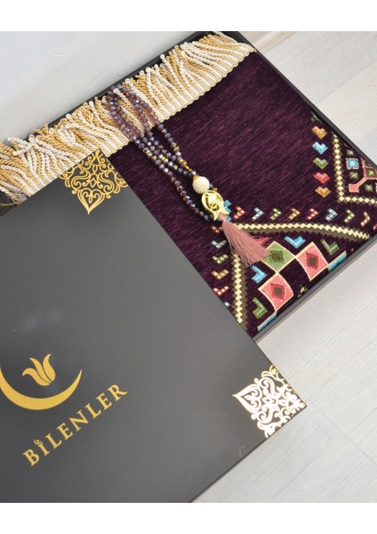 Hediyelik Seccade Tesbih Seti – Kilim Desenli Kadife Astarlı Seccade, Kristal Tesbih ve Özel Kutulu Lüks Hediye Seti