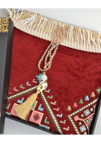 Hediyelik Seccade Tesbih Seti – Kilim Desenli Kadife Astarlı Seccade, Kristal Tesbih ve Özel Kutulu Lüks Hediye Seti