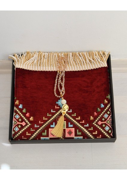 Hediyelik Seccade Tesbih Seti – Kilim Desenli Kadife Astarlı Seccade, Kristal Tesbih ve Özel Kutulu Lüks Hediye Seti fiyatları