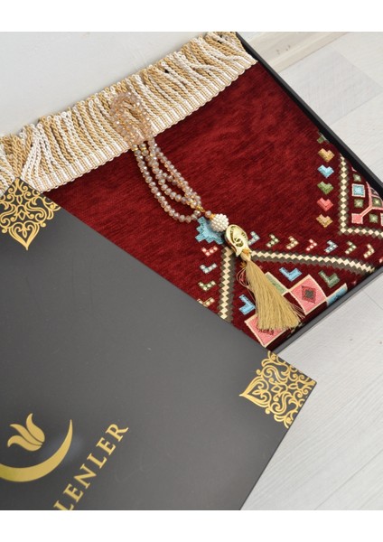 Hediyelik Seccade Tesbih Seti – Kilim Desenli Kadife Astarlı Seccade, Kristal Tesbih ve Özel Kutulu Lüks Hediye Seti