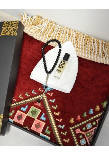 Erkekler Için Seccade Takke Tesbih Esans Hediyelik Seti – Kilim Desenli Kadife Astarlı Seccade ve Özel Kutulu Lüks Hac Umre Hediyesi