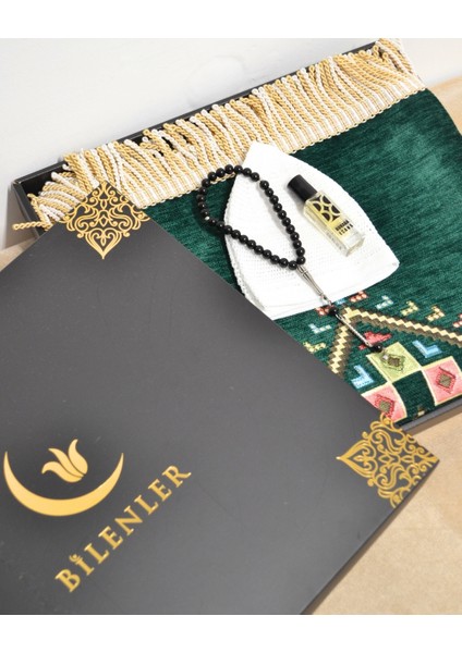 Erkekler Için Seccade Takke Tesbih Esans Hediyelik Seti – Kilim Desenli Kadife Astarlı Seccade ve Özel Kutulu Lüks Hac Umre Hediyesi