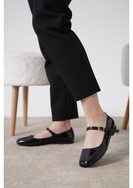 Mary Siyah Tek Bantlı Rugan Babet fırsatları