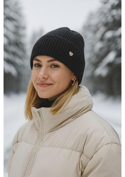 Siyah Kalp Nakışlı Bere