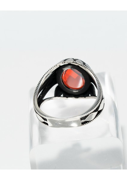 Zarif Desenli Kırmızı Garnet Taşlı 925 Ayar Gümüş Erkek Yüzük – Asaletin ve Gücün Simgesi