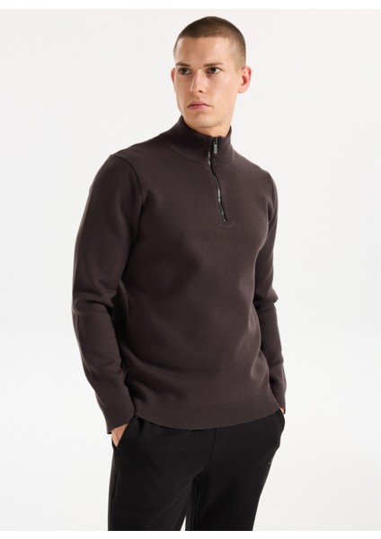 Dik Yaka Relaxed Düz Örgü Desenli Kahve Erkek Kazak J5WM-KZK7204 modelleri