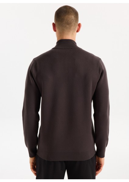 Dik Yaka Relaxed Düz Örgü Desenli Kahve Erkek Kazak J5WM-KZK7204 indirimleri