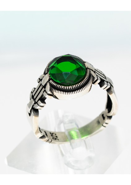 Modern Desenli Yeşil Zümrüt Taşlı 925 Ayar Gümüş Erkek Yüzük – Güç ve Tarzın Sembolü fiyatları