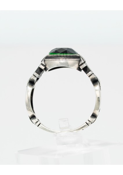 Modern Desenli Yeşil Zümrüt Taşlı 925 Ayar Gümüş Erkek Yüzük – Güç ve Tarzın Sembolü indirimleri