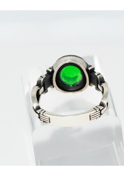 Modern Desenli Yeşil Zümrüt Taşlı 925 Ayar Gümüş Erkek Yüzük – Güç ve Tarzın Sembolü