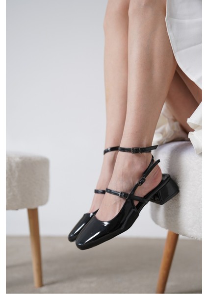 Minika Arkası Açık Yuvarlak Burunlu Kemerli Kadın Ayakkabı fiyatları