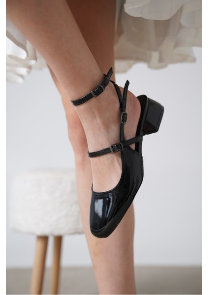 Minika Arkası Açık Yuvarlak Burunlu Kemerli Kadın Ayakkabı fırsatları