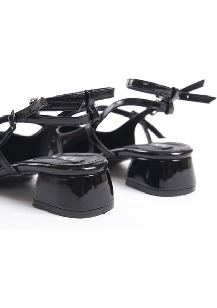 Minika Arkası Açık Yuvarlak Burunlu Kemerli Kadın Ayakkabı