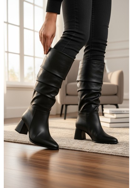 Siyah Uzun Körüklü Ince Taban Topuklu Kadın Çizme