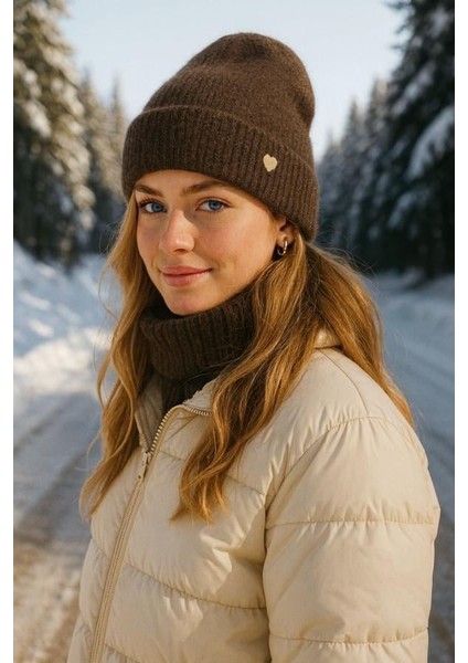 Kahverengi Kalp Nakışlı Bere