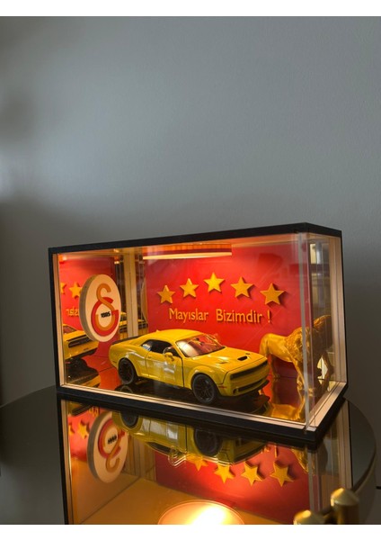 El Yapımı Diecast Garaj Seti 1:18 Futbol Temalı Dekoratif Araba ve Garaj Seti | Işıklı Vitrin Kutulu | Değişebilir Model Araba | Masaüstü Hediyelik modelleri