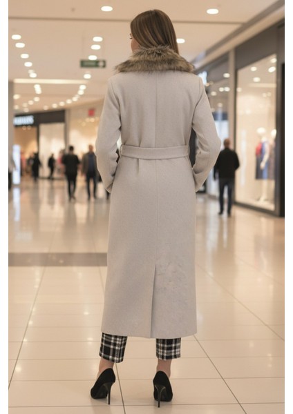 Yakası Kürklü Kaşe Kadın Kaban modelleri