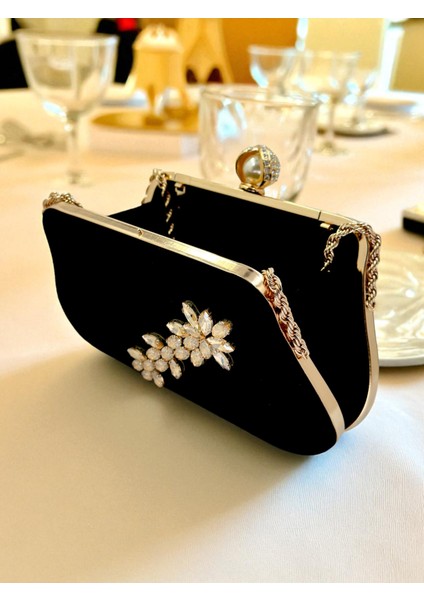 Siyah Süet Abiye Çanta: Inci ve Zincir Detaylı Kristal Gece Çantası