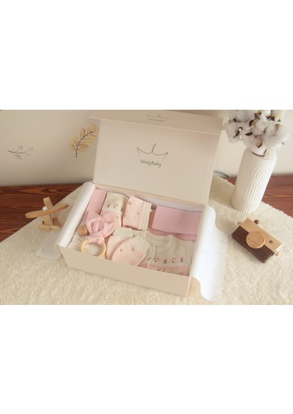 Pembe Çiçek Nakışlı %100 Pamuk 10 Parça Yenidoğan Hediye Kutusu – Pike, Müslin Set ve 5'li Zıbın Takımı