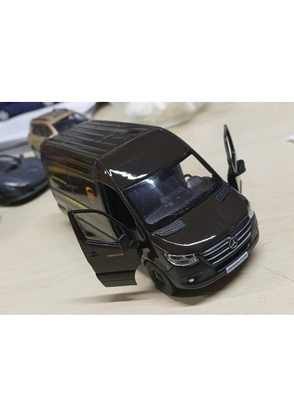Kinsmart Oyuncak Metal Model Araba 1/36 Çek Bırak Mercedes Benz Ups Kargo Aracı fiyatları