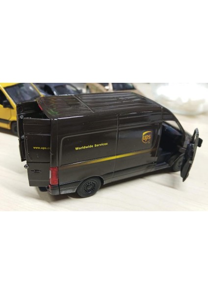 Kinsmart Oyuncak Metal Model Araba 1/36 Çek Bırak Mercedes Benz Ups Kargo Aracı modelleri