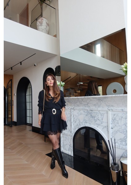 Kolları ve Etek Ucu Dantel Detaylı Kemeri Tokalı Elbise