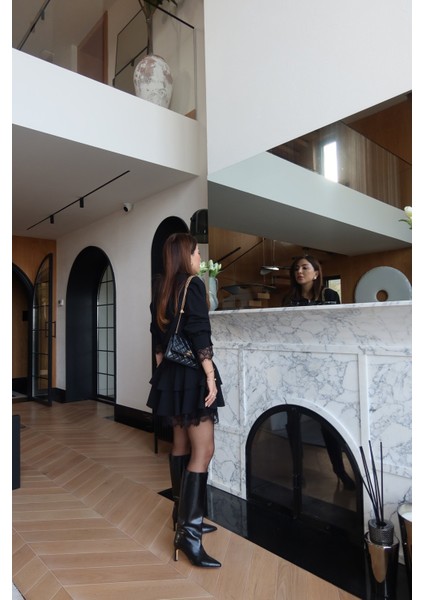 Kolları ve Etek Ucu Dantel Detaylı Kemeri Tokalı Elbise fırsatları