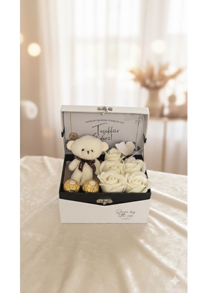 Beyaz Lüks Kutuda Kelebek, Gül, Ayıcık ve Çikolata Seti | Öğretmenler Günü | Konsept Hediye Kutusu