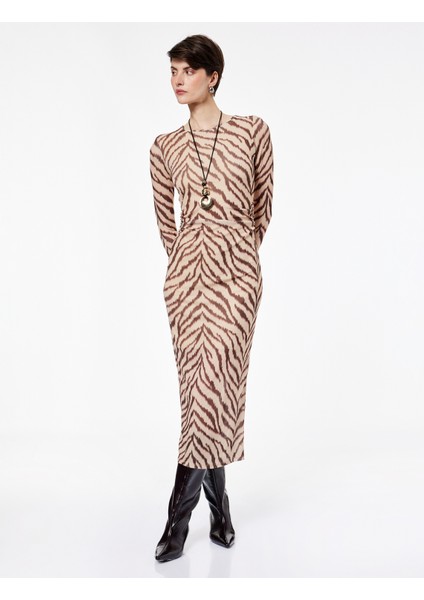 Slim Fit Yırtmaçlı Uzun Kollu Bisiklet Yaka Zebra Desenli Drapeli Elbise
