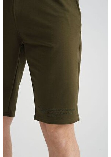 Baskı Detaylı Haki Erkek Şort Yazlık Rahat Kesim 77% Pamuk 17% Polyester 6% Elastan