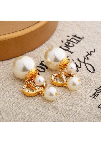 ADORE-R0007 Altın Püsküllü CD Harfli Inci Küpe (Yurt Dışından) fiyatları