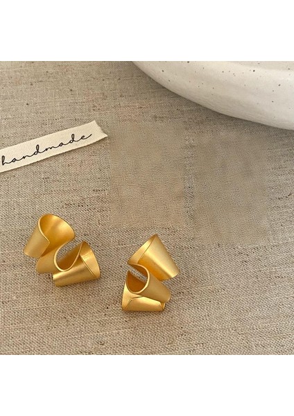 ADORE-A-1369 Mat Altın Düzensiz Büküm Sade Küpeler (Yurt Dışından) fiyatları
