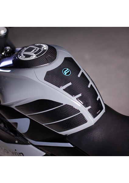 CF 250 SR 2023 ile Uyumlu Kaydırmaz 14 Parça 6D Karbon Tank Pad Seti GC15