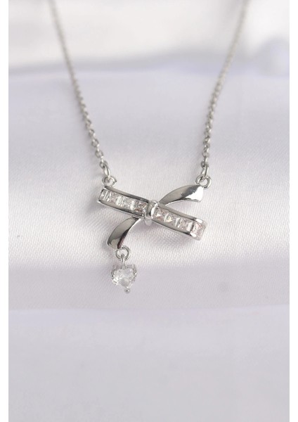 316L Çelik Zincir Gümüş Renk Zirkon Taşlı Kalp Detay Fiyonk Kolye