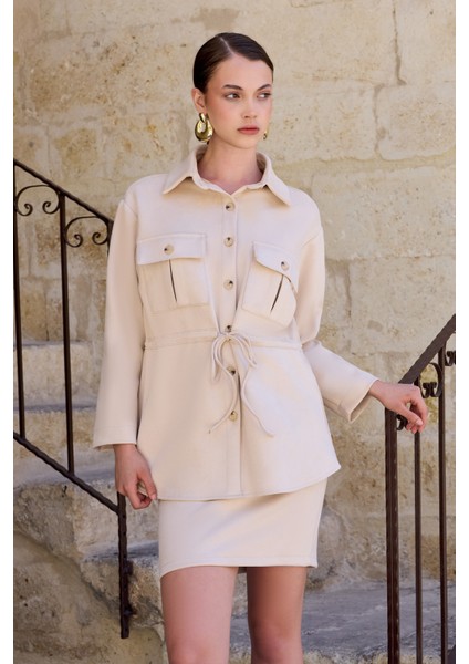 Beli Bağcıklı Kapak Cepli Düğmeli Ceket